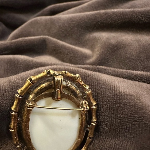 Vintage Cameo Brooch with Gold-toned Frame - Picture 5 of 7